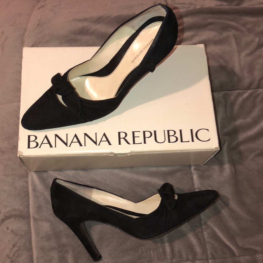 Banana Republic black faux suede heels